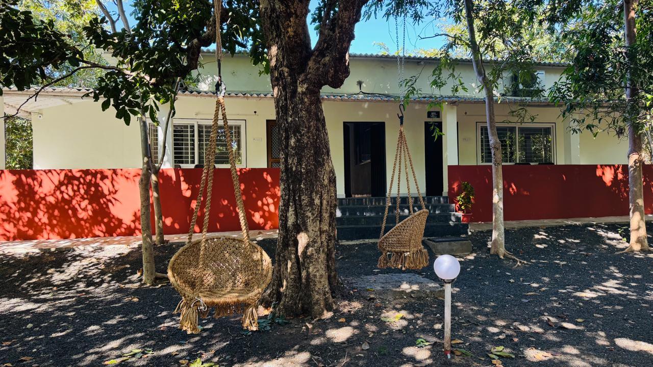 Silk Estates gallery frame 42