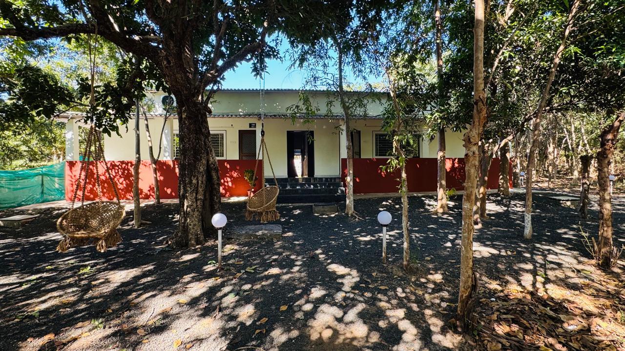 Silk Estates gallery frame 43